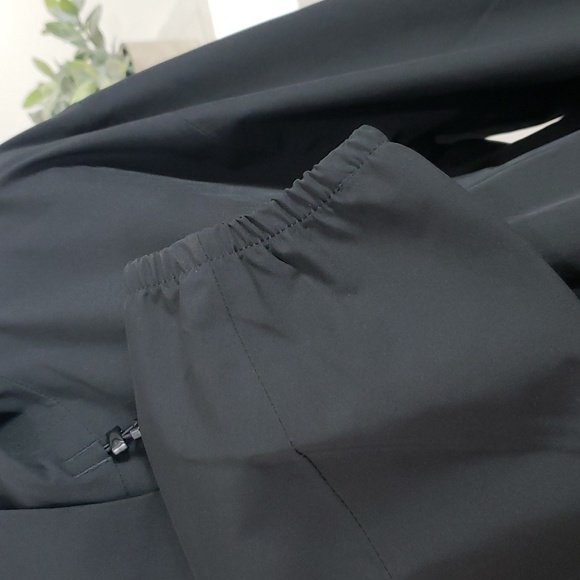 Lands' End Hooded Black Rain Jacket - Picture 4 of 15